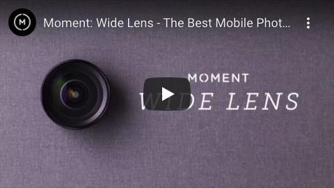Screenshot eines YouTube-Videos mit dem Titel „Moment: Weitwinkelobjektiv – Das beste Handyfoto …“ mit einer Miniaturansicht, die ein Weitwinkelobjektiv einer Kamera auf einem strukturierten grauen Hintergrund zeigt. Neben dem Objektiv steht der Text „Moment Weitwinkelobjektiv“. Das Logo von Moment befindet sich in der oberen linken Ecke.