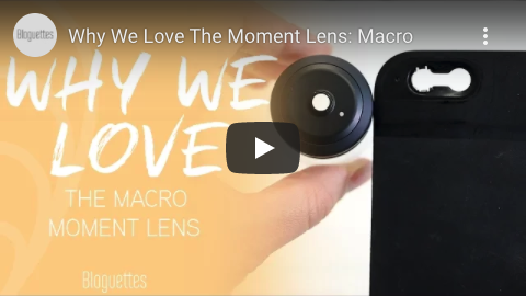 Screenshot eines YouTube-Videos mit dem Titel „Warum wir das Moment-Objektiv lieben: Makro“ von Bloguettes. Die Videovorschau zeigt eine Hand, die ein Makroobjektiv in der Nähe einer Smartphone-Kamera hält. Der Text „WARUM WIR DAS MAKRO-MOMENTOBJEKTIV LIEBEN“ ist auf der linken Seite eingeblendet.