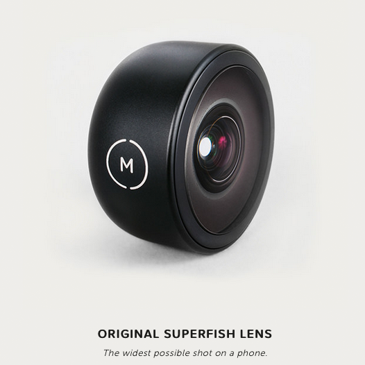 Eine Nahaufnahme eines schwarzen Superfish-Objektivs mit Weitwinkel-Sichtfeld. Das Produkt hat ein schlankes, zylindrisches Design mit metallischem Aussehen. Das „M“-Logo ist auf der Seite aufgedruckt. Der Text darunter lautet „ORIGINAL SUPERFISH-OBJEKTIV – Die größtmögliche Aufnahme mit einem Telefon.“