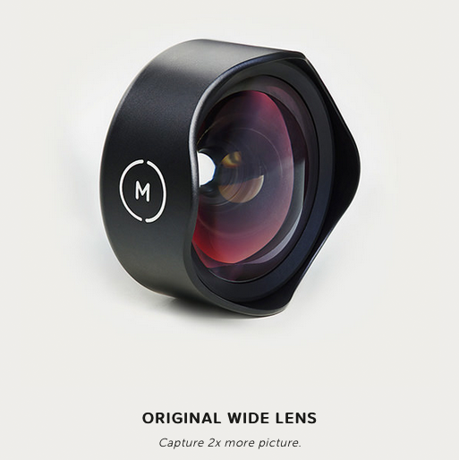 Ein schwarzes Weitwinkelobjektiv mit dem Logo „M“ darauf. Das Objektiv hat ein großes Glaselement mit einem roten Farbton. Darunter steht „ORIGINAL WIDE LENS“ und „Capture 2x more picture“. Der Hintergrund ist weiß.
