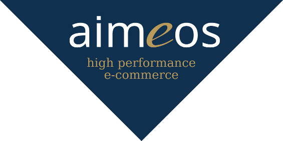 Das Bild zeigt das Aimeos-Logo, das aus dem Wort „aimeos“ in weißen und goldenen Kleinbuchstaben auf dunkelblauem Hintergrund besteht. Unter dem Namen steht der Slogan „High Performance E-Commerce“ in Gold. Das Design bildet ein umgekehrtes Dreieck oder einen Pfeil.