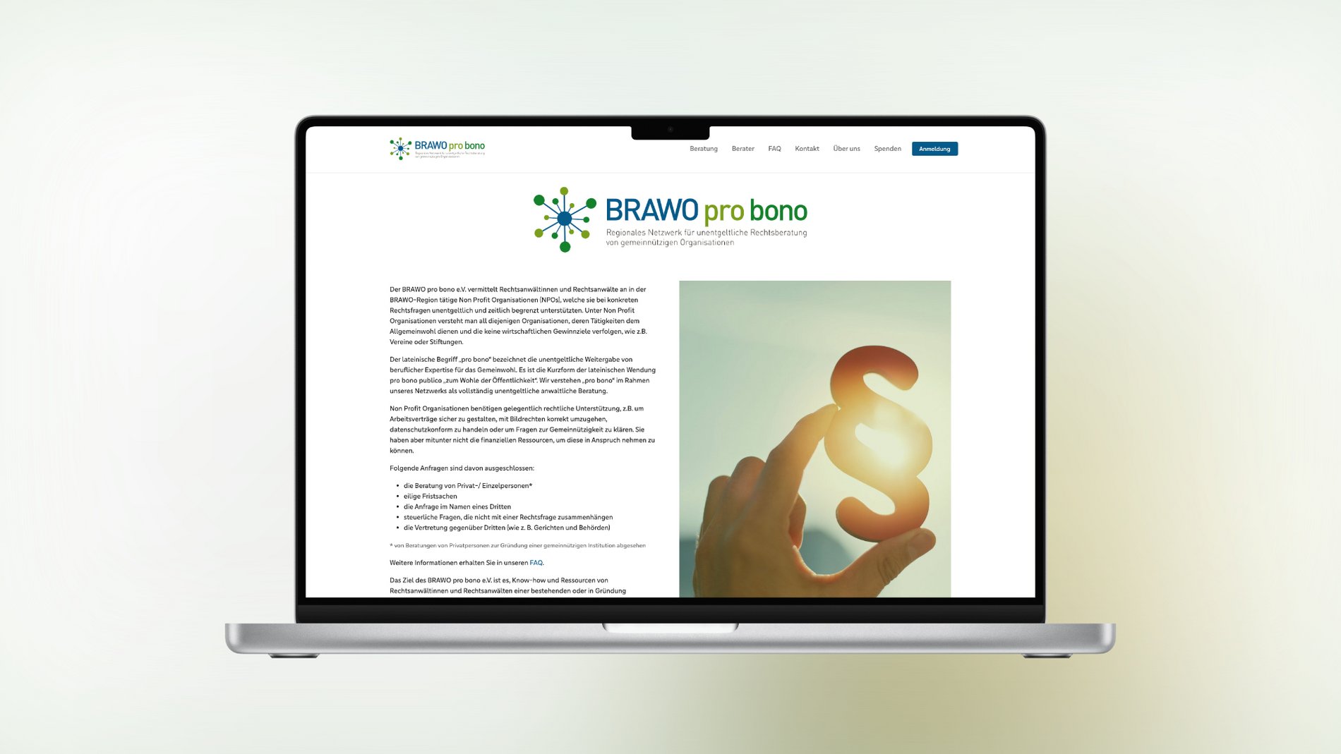 Ein Laptop, der die Startseite der BRAWO Probono Website zeigt.