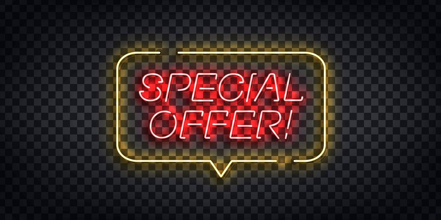 Ein Neonschild mit rotem Text, auf dem „SPECIAL OFFER!“ steht, innerhalb einer gelben Sprechblasenumrandung. Der Hintergrund ist ein dunkles, transparentes, kariertes Muster.