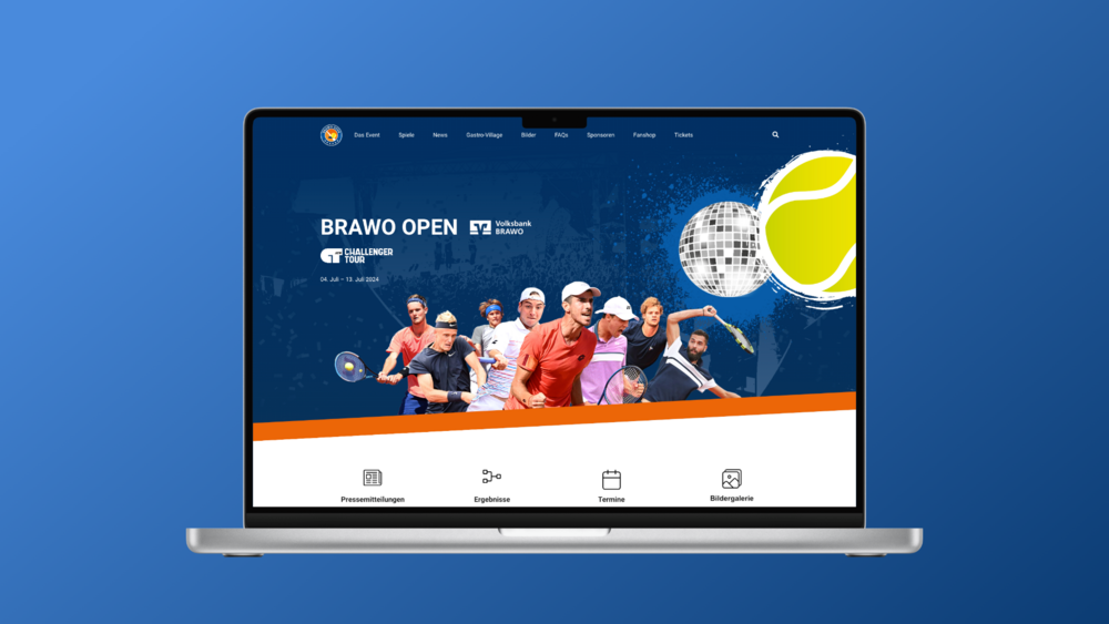 Ein Laptop, auf dem die Website für das Tennis-Event „BRAWO OPEN“ angezeigt wird. Auf dem Bildschirm sind Bilder verschiedener Tennisspieler, Logos und Navigationsmenüs zu sehen. Der Hintergrund ist blau abgestuft und es gibt Symbole für Pressemitteilungen, Ticketbuchungen und den Zeitplan.
