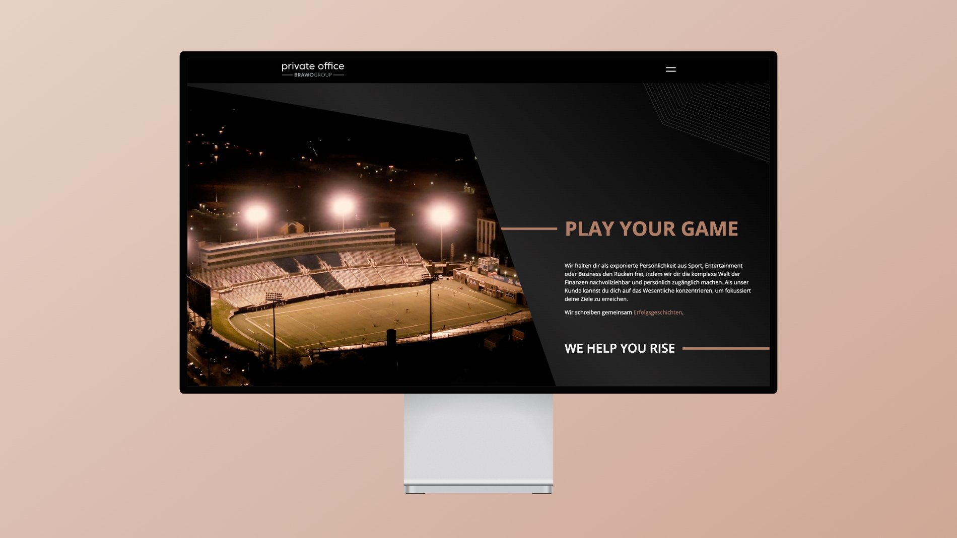 Computermonitor, auf dem die Startseite der Website des private office BRAWO GROUP zu sehen ist.